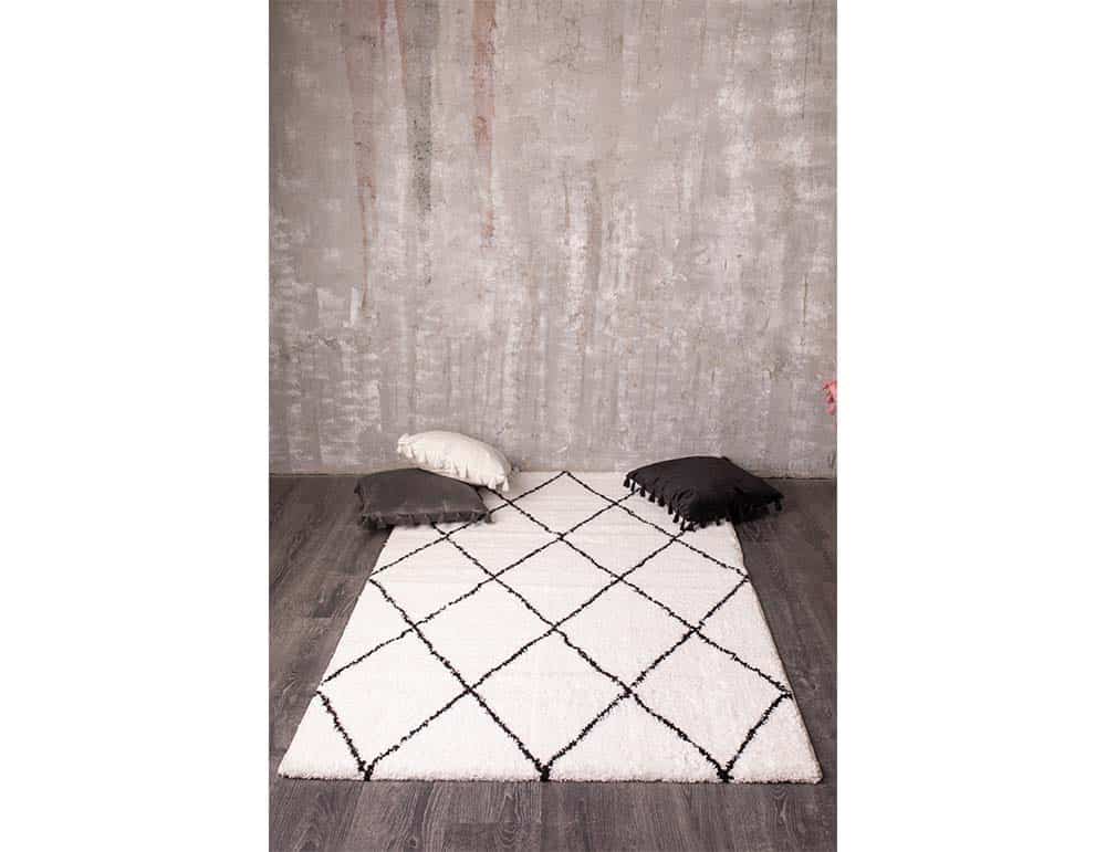 שטיח-מעויינים-לבן-שחור-קולומיבה-לסלון-ולחדר-השינה-בוהו