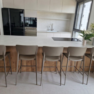 כיסא בר ברי אפור דמוי עור